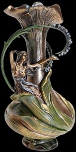 Vase med kvindefigur og blomster